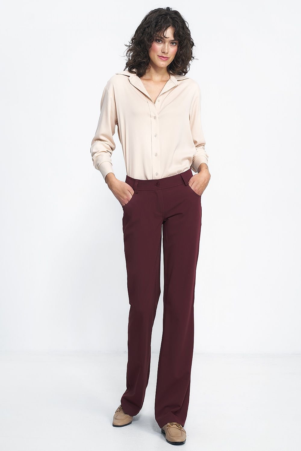 Classic bootcut pants perfect for versatile styling. Pair them with stilettos for a leg-lengthening effect, or create a soft office look with a matching jacket. They also complement loose sweaters and flat shoes beautifully. A timeless wardrobe staple.






