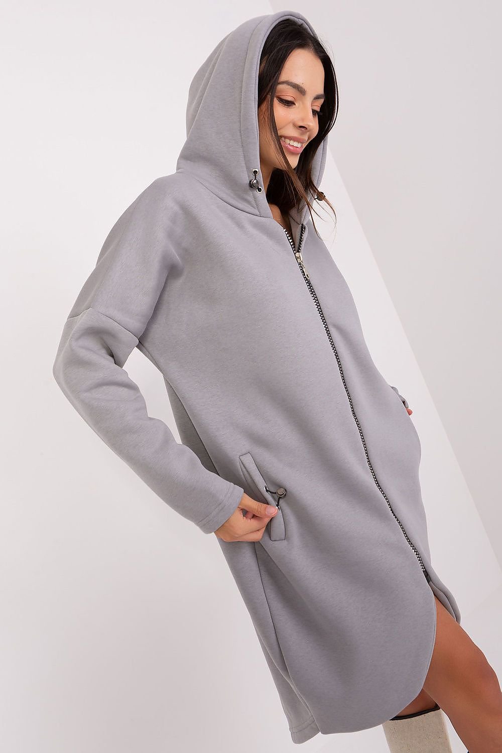 A zippered sweatshirt with an extended cut, long sleeves, a hood, and slip-in side pockets. Perfect for casual wear and added comfort.






