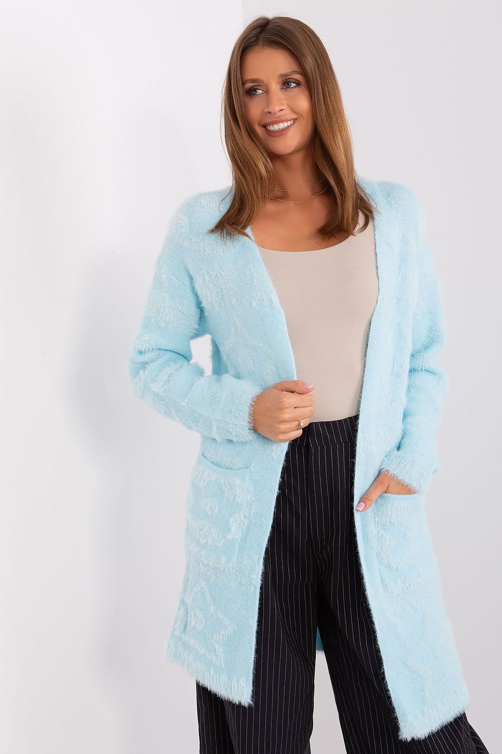 Locker sitzende Strickjacke mit aufgeknöpftem Muster und Einschubtaschen für Damen