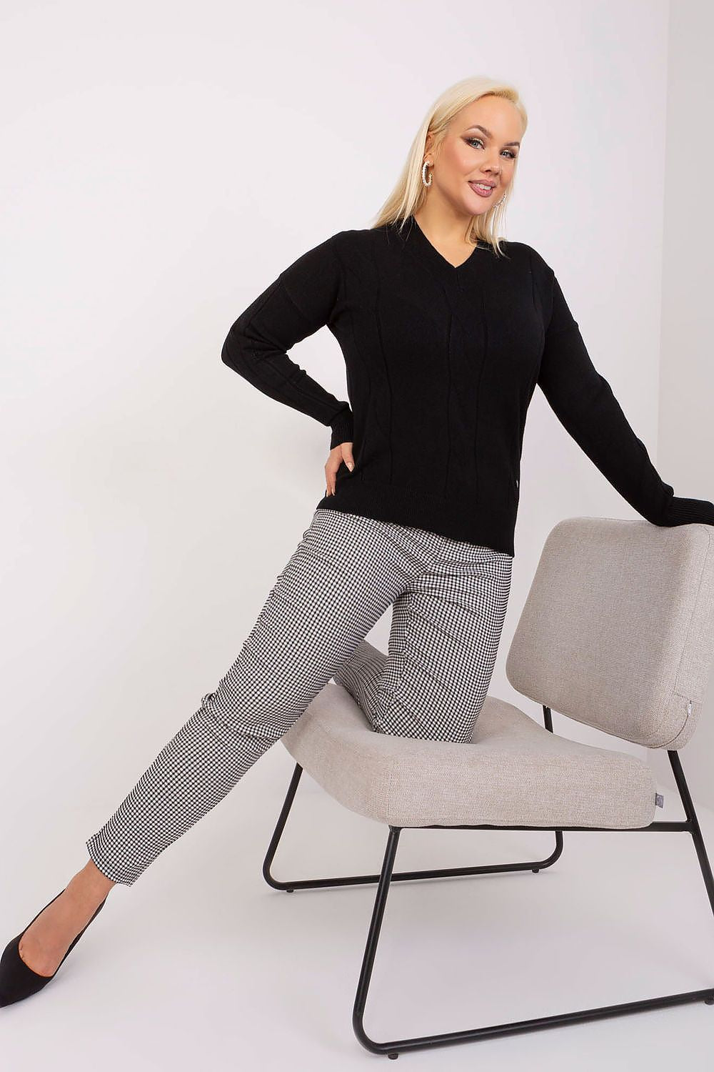 Comfortable plus-size women's sweater made of soft viscose, featuring long sleeves and a variegated fabric texture, perfect for both casual and formal outfits.






