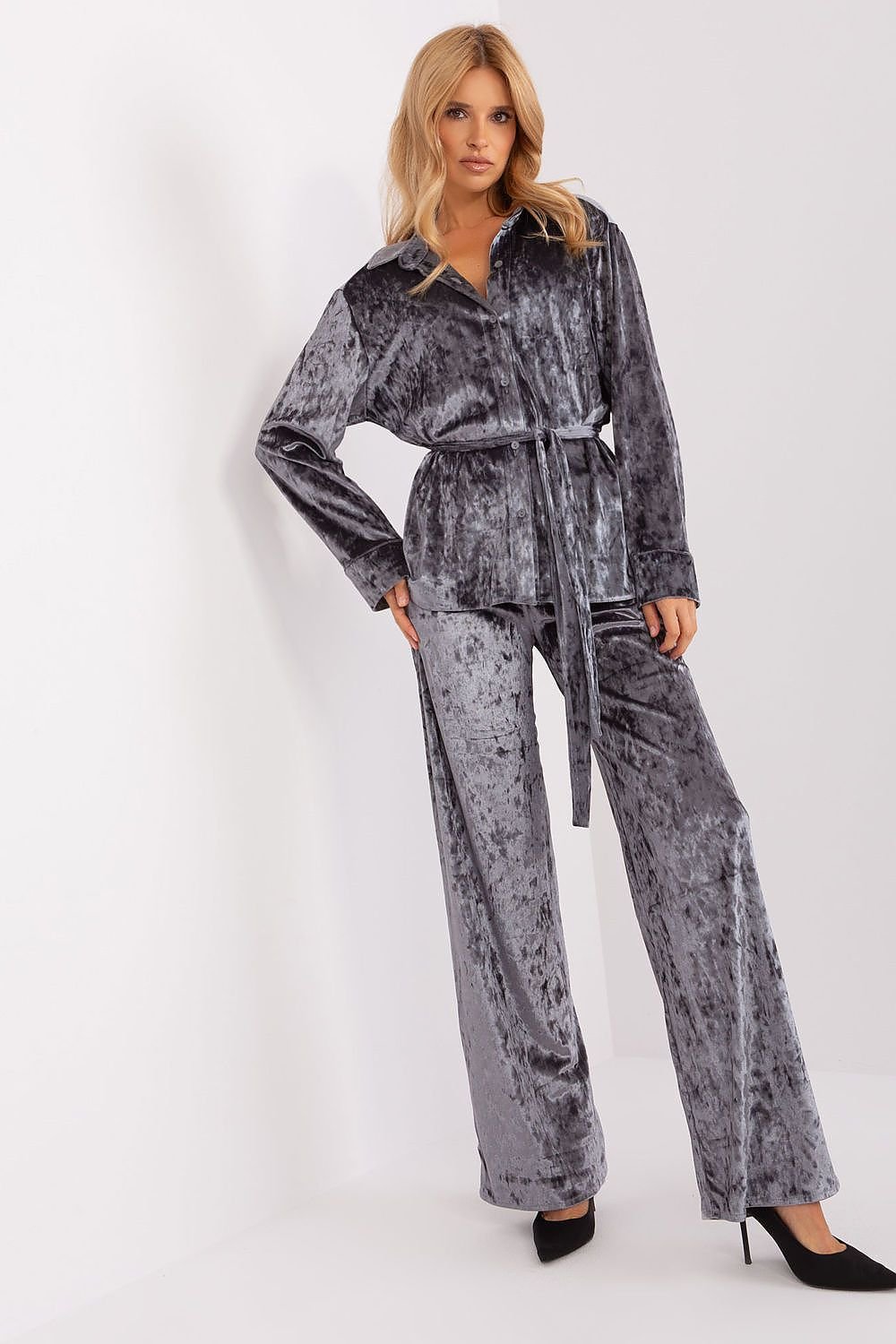 A casual velour set featuring a button-up shirt for a relaxed look, paired with wide-leg pants with a high elastic waistband and practical side pockets. The set includes a tie belt for added style and comfort, perfect for women who value both comfort and fashion.






