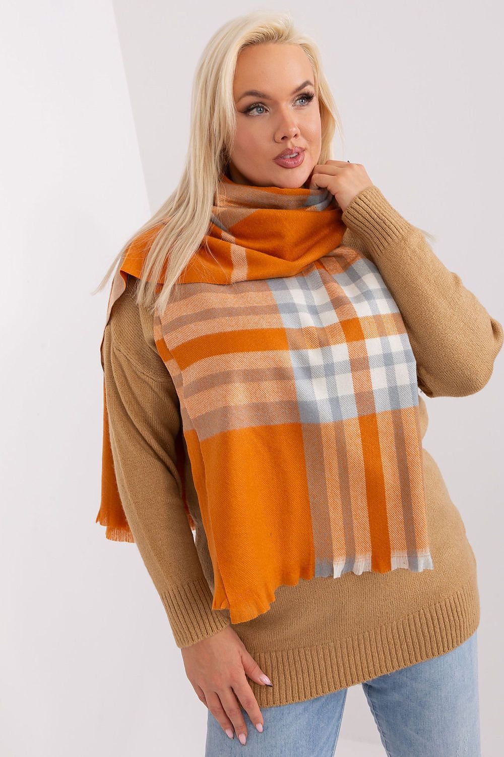 A stylish long scarf with a colorful checkered pattern, made of durable polyester for practicality and warmth. Perfect for fall and winter, it offers versatile styling options to enhance your outfits while keeping you cozy.






