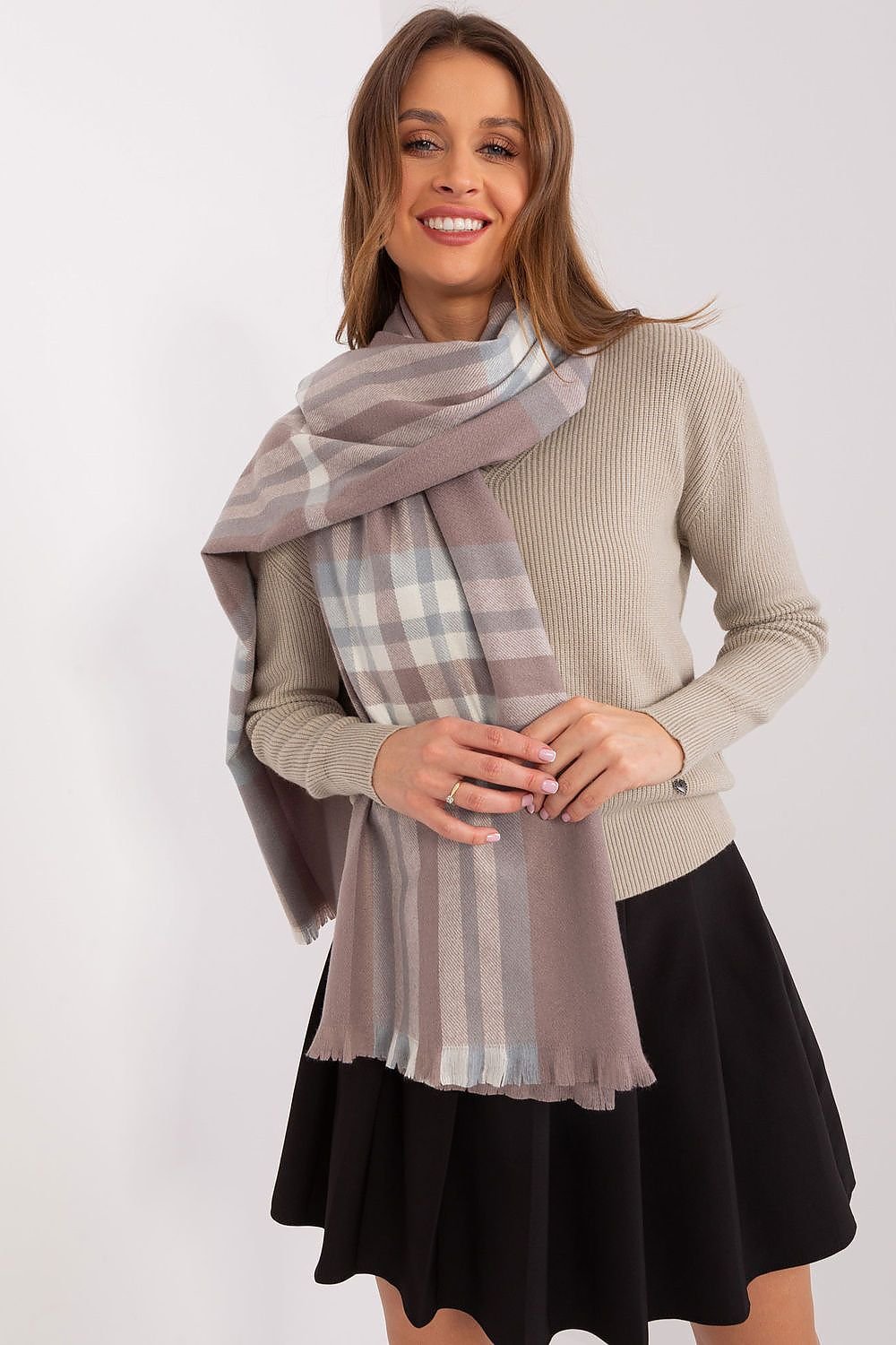 A stylish long scarf with a colorful checkered pattern, made of durable polyester for practicality and warmth. Perfect for fall and winter, it offers versatile styling options to enhance your outfits while keeping you cozy.






