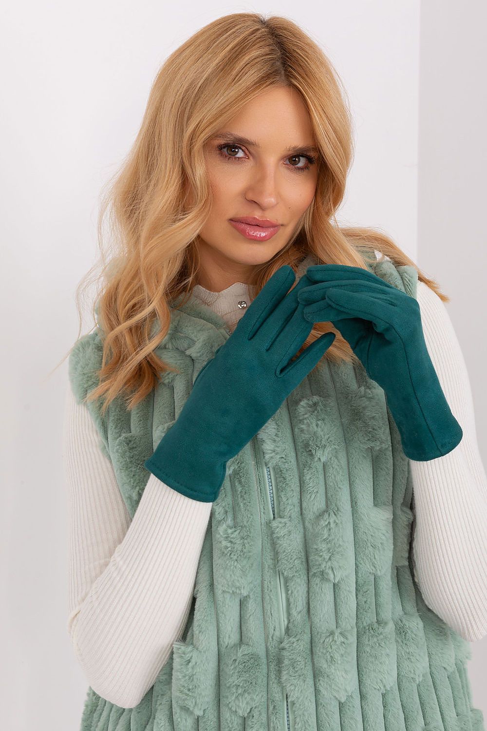 Elegant Women's Insulated Gloves – Touchscreen-Compatible with Embroidered Detail