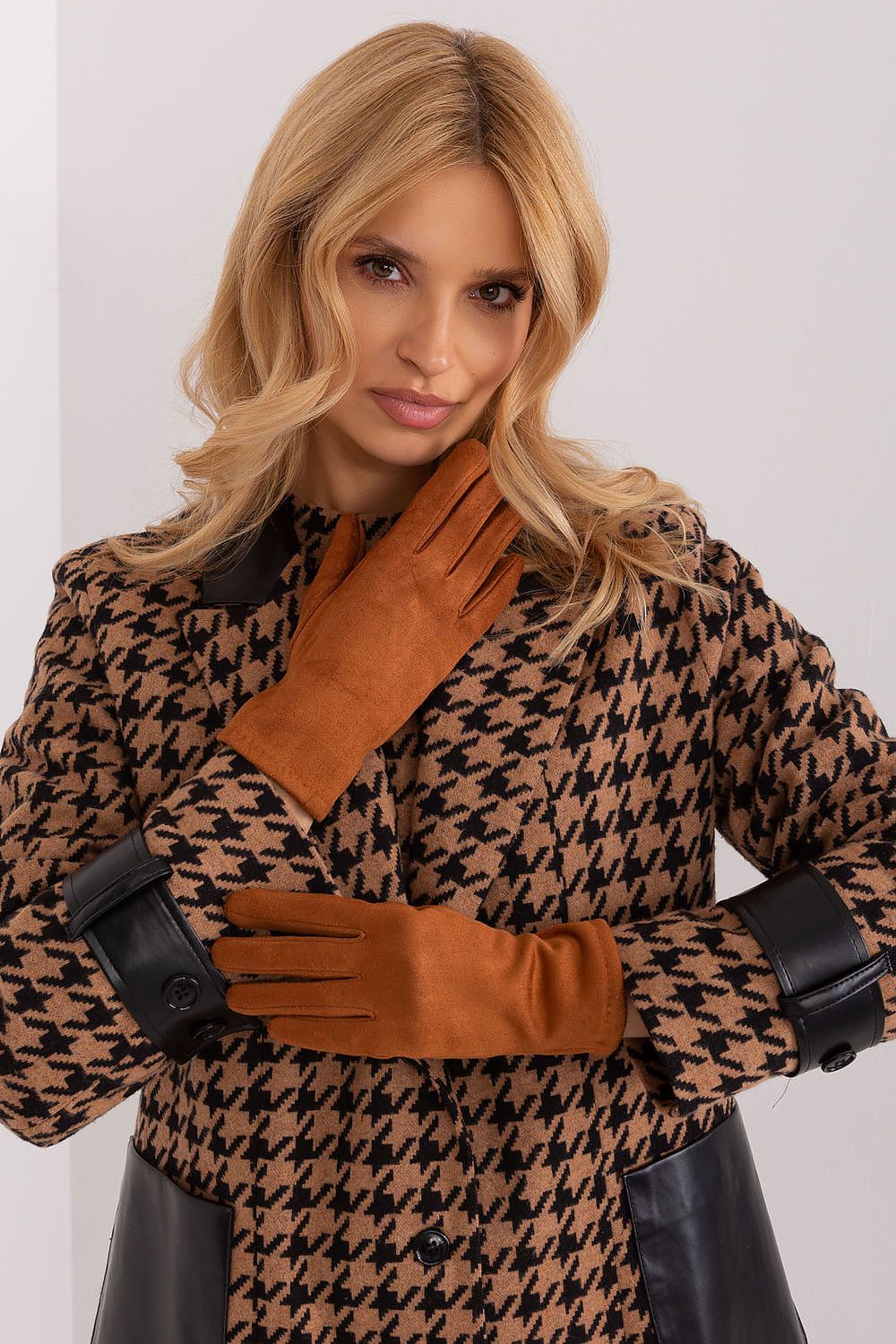 Elegant Women's Insulated Gloves – Touchscreen-Compatible with Embroidered Detail