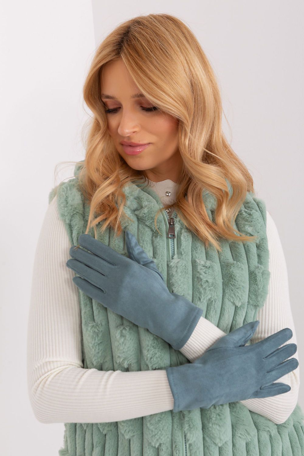 Elegant Women's Insulated Gloves – Touchscreen-Compatible with Embroidered Detail