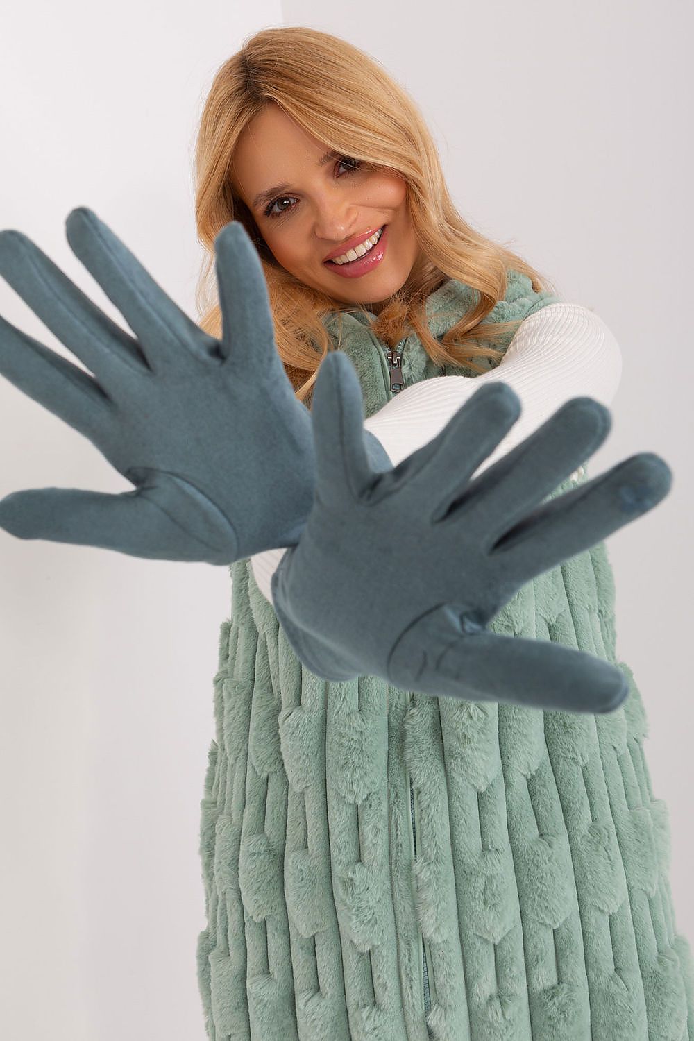 Elegant Women's Insulated Gloves – Touchscreen-Compatible with Embroidered Detail