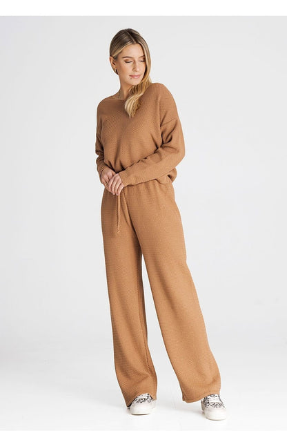 A comfortable set featuring a long-sleeve blouse with a wide neckline, paired with loose-fitting long pants with a tie at the waist for an adjustable and relaxed fit.






