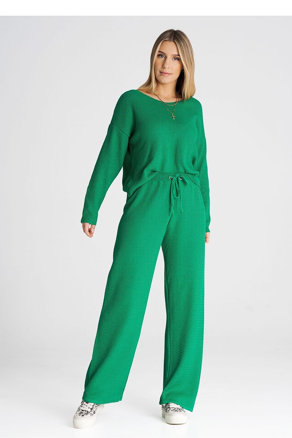 A comfortable set featuring a long-sleeve blouse with a wide neckline, paired with loose-fitting long pants with a tie at the waist for an adjustable and relaxed fit.






