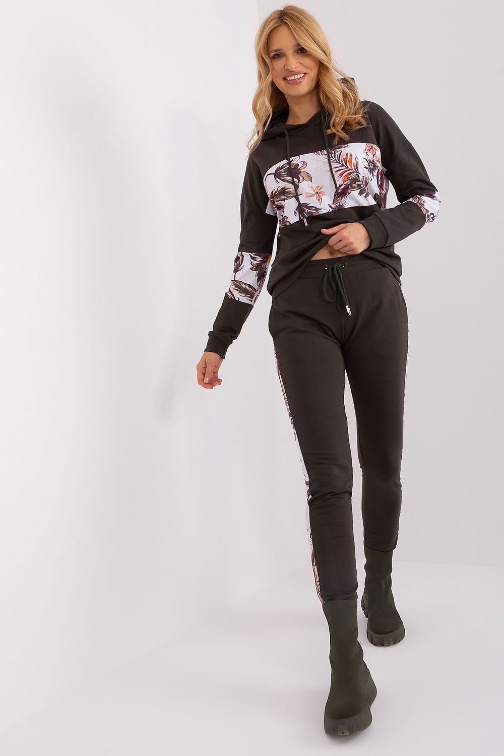 A comfortable and stylish tracksuit set with a long-sleeve sweatshirt and hoodie, featuring floral fabric inserts. Made from soft cotton with high-rise pants, welt details, and practical side pockets. Perfect for casual outings or relaxing at home.






