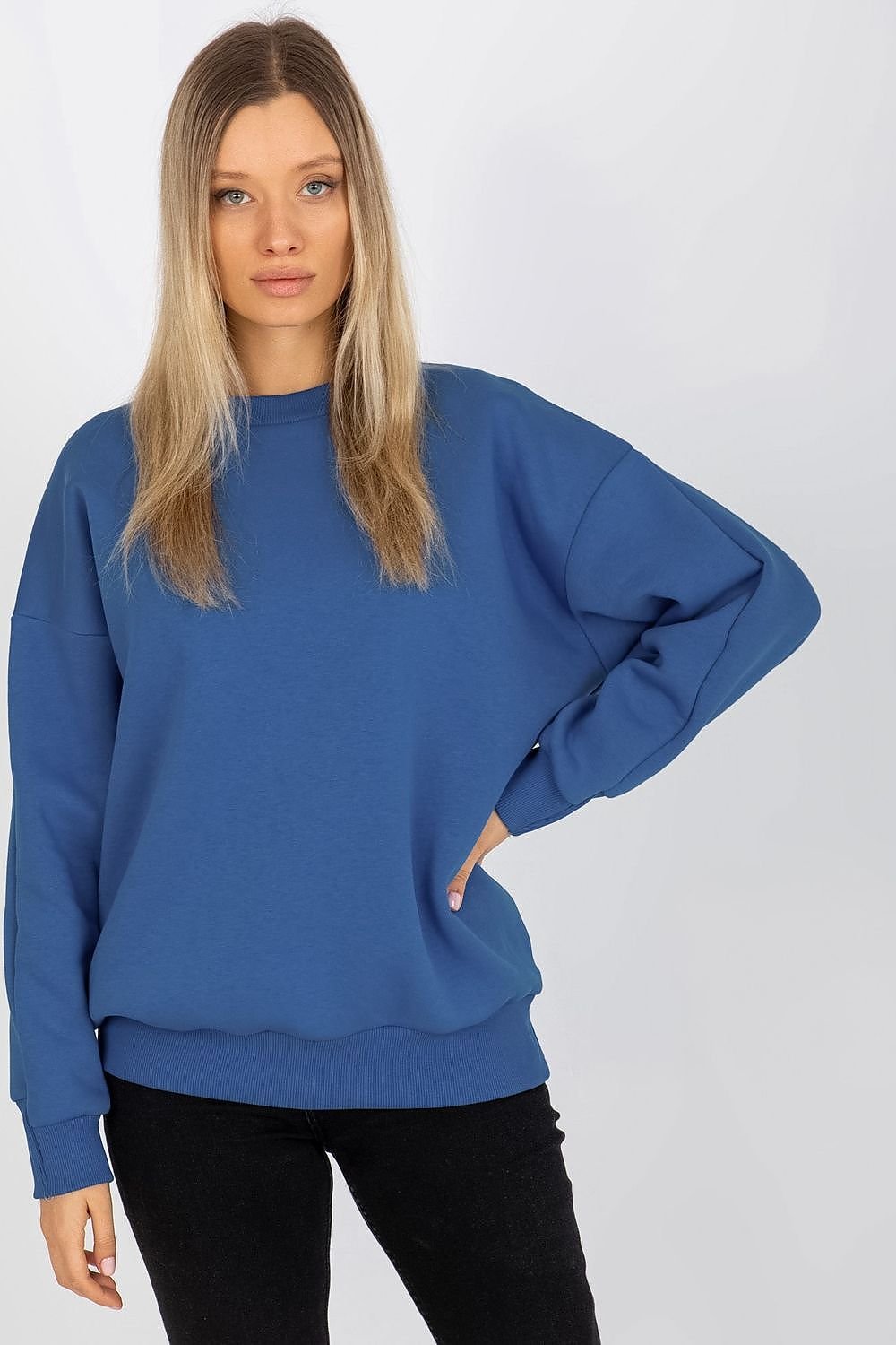 A women's sweatshirt with a looser cut, crafted from warm cotton for comfort. Features a round neckline, long sleeves, and ribbed hems at the bottom and cuffs in a matching color. Perfect for everyday wear and versatile styling.






