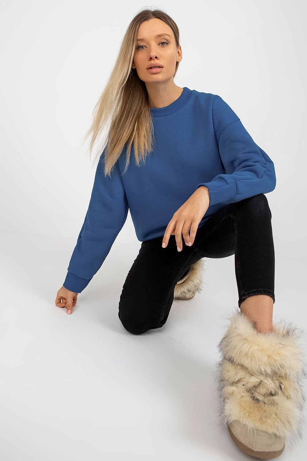 A women's sweatshirt with a looser cut, crafted from warm cotton for comfort. Features a round neckline, long sleeves, and ribbed hems at the bottom and cuffs in a matching color. Perfect for everyday wear and versatile styling.






