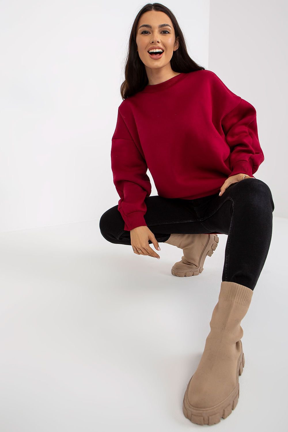 A women's sweatshirt with a looser cut, crafted from warm cotton for comfort. Features a round neckline, long sleeves, and ribbed hems at the bottom and cuffs in a matching color. Perfect for everyday wear and versatile styling.






