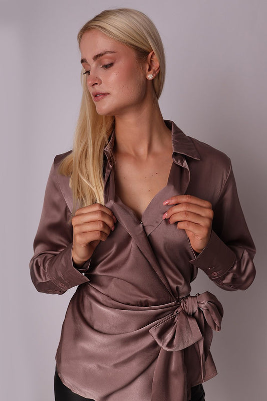 Chemise en satin avec taille nouée, encolure enveloppante, fermeture à boutons-pression sur le devant et manches longues