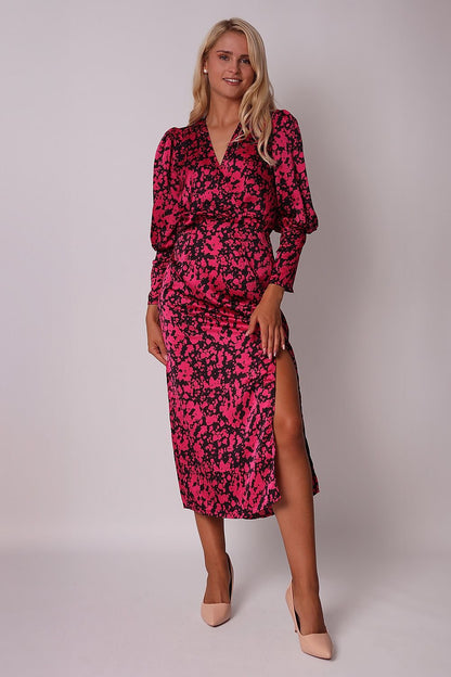 Trendy midi dress featuring a vibrant print, long sleeves with cuffs, figure-enhancing envelope top, elastic waist at the back, and a side slit. Fastened with a covered zipper, this dress is perfect for pairing with flats or stilettos for a chic evening look.