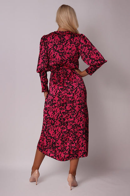 Trendy midi dress featuring a vibrant print, long sleeves with cuffs, figure-enhancing envelope top, elastic waist at the back, and a side slit. Fastened with a covered zipper, this dress is perfect for pairing with flats or stilettos for a chic evening look.