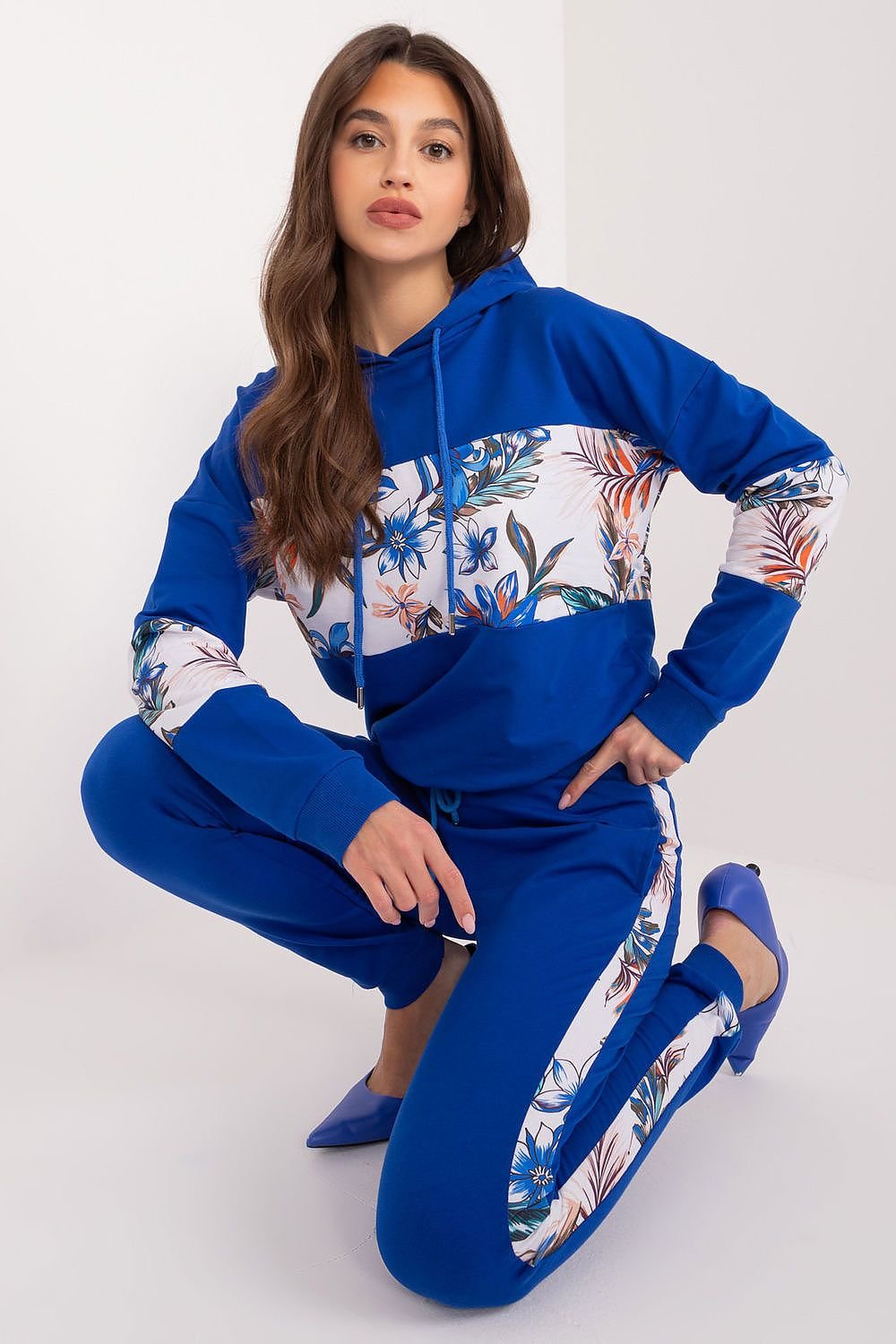 A comfortable and stylish blue tracksuit set with a long-sleeve sweatshirt and hoodie, featuring floral fabric inserts. Made from soft cotton with high-rise pants, welt details, and practical side pockets. Perfect for casual outings or relaxing at home.






