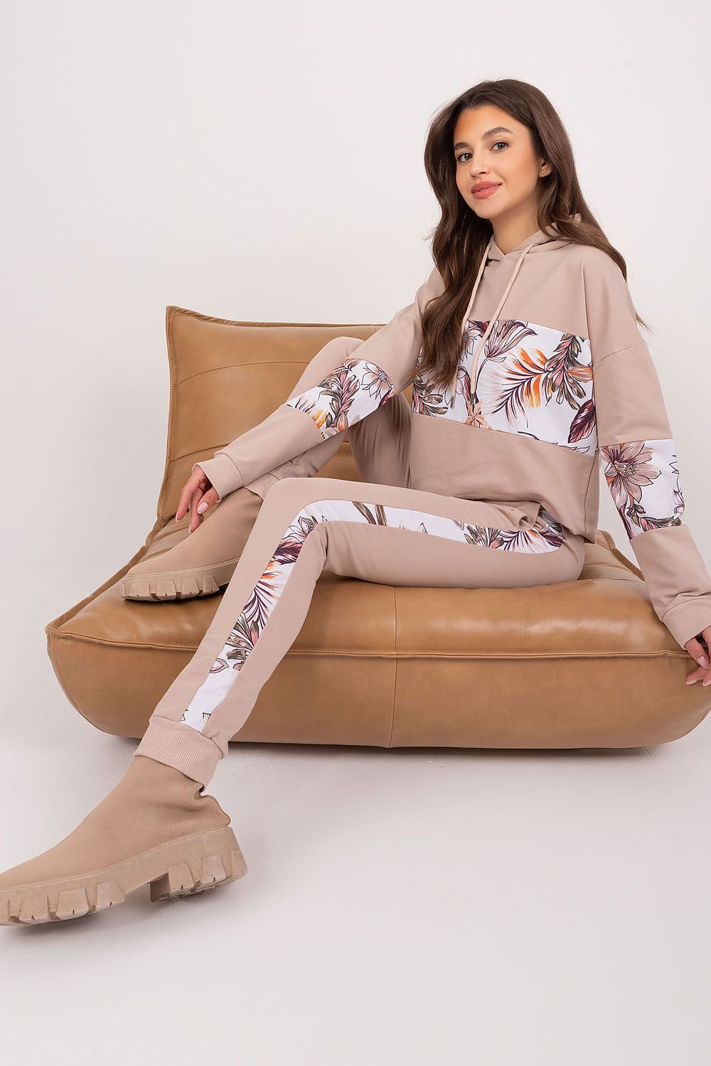 A comfortable and stylish tracksuit set with a long-sleeve sweatshirt and hoodie, featuring floral fabric inserts. Made from soft cotton with high-rise pants, welt details, and practical side pockets. Perfect for casual outings or relaxing at home.






