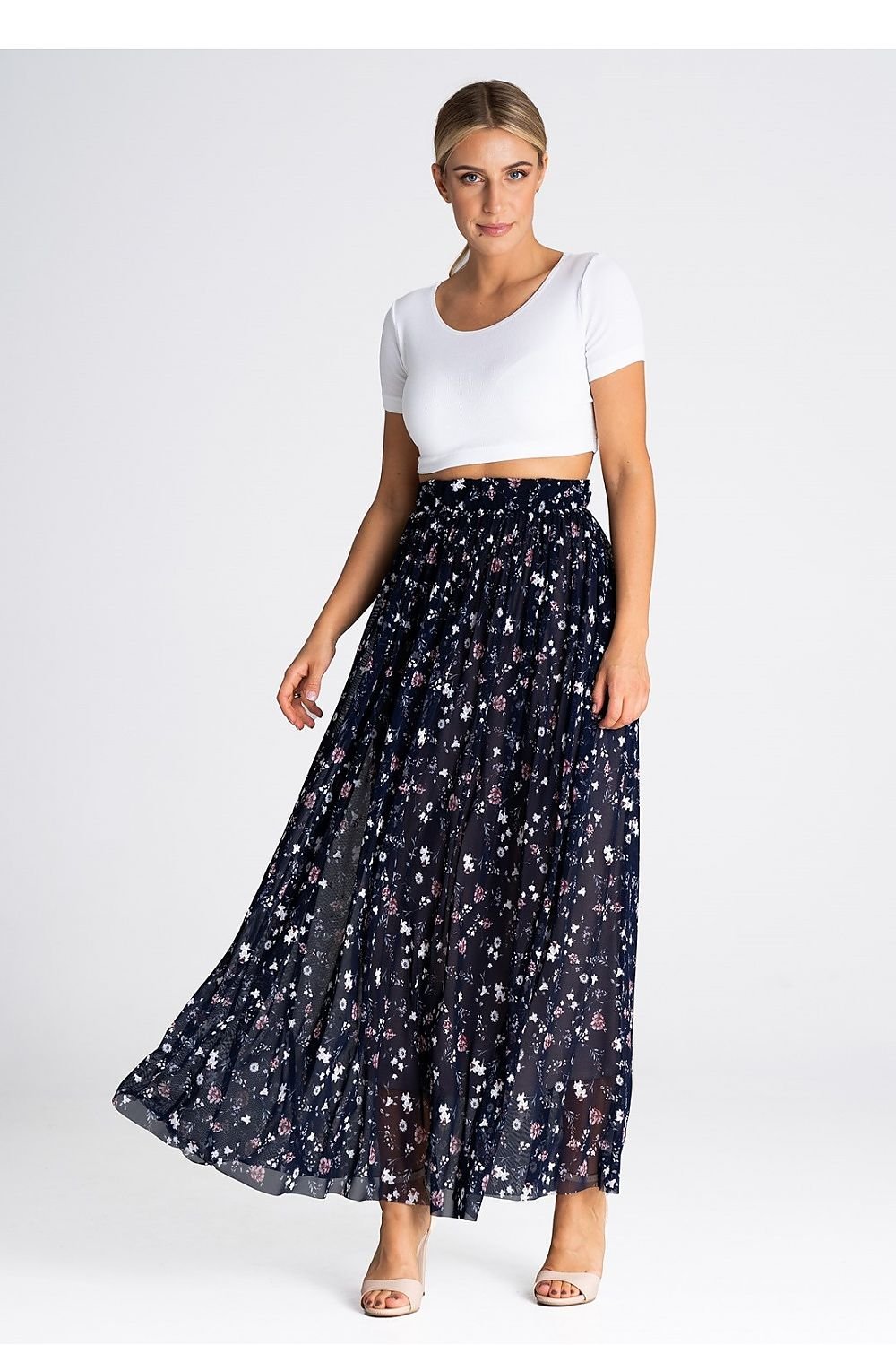 A long, flared skirt made of striking fabric with a crinkled waist and lined with 100% viscose for added comfort.

