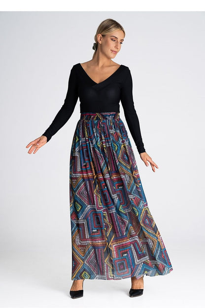 A long, flared skirt made of striking fabric with a crinkled waist and lined with 100% viscose for added comfort.

