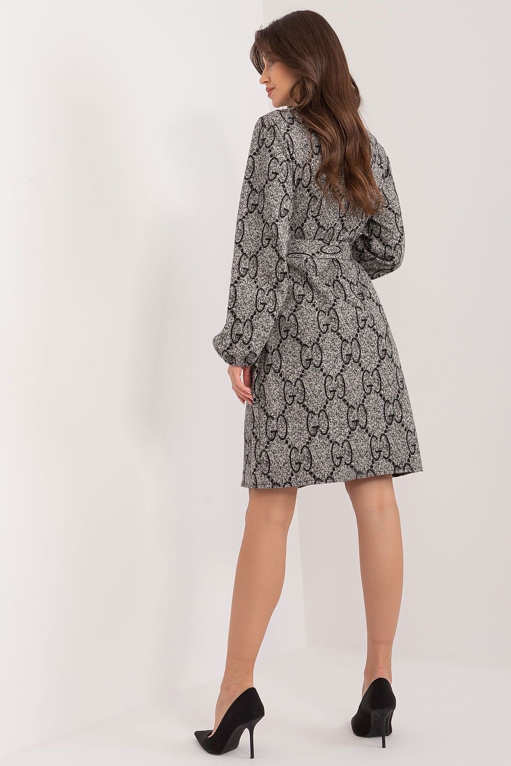 A chic knit dress with long sleeves, a stand-up collar, and puff sleeves, combining elegance and comfort. Featuring a button closure and a tie belt at the waist, this dress is made from soft cotton for a skin-friendly feel. Ideal for work or formal meetings, it offers a stylish yet versatile look.






