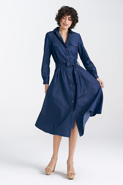 Regular cut midi dress made of viscose, linen, and cotton, featuring a classic collar, long cuffed sleeves, and decorative pockets. The silver-tone fastening adds a delicate touch, while the belt accentuates the waist. Practical side pockets and an unlined design make this dress ideal for comfort and elegance in both casual and formal settings.






