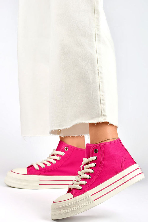 Zapatillas deportivas dinámicas y elegantes para mujeres modernas