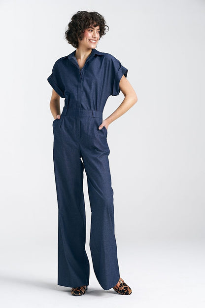 Elegant denim jumpsuit with a V-shaped neckline, classic collar, kimono-style short sleeves with cuffs, concealed button closure, and wide-leg pants, crafted from 100% cotton for comfort and style. Ideal for both casual and formal occasions.






