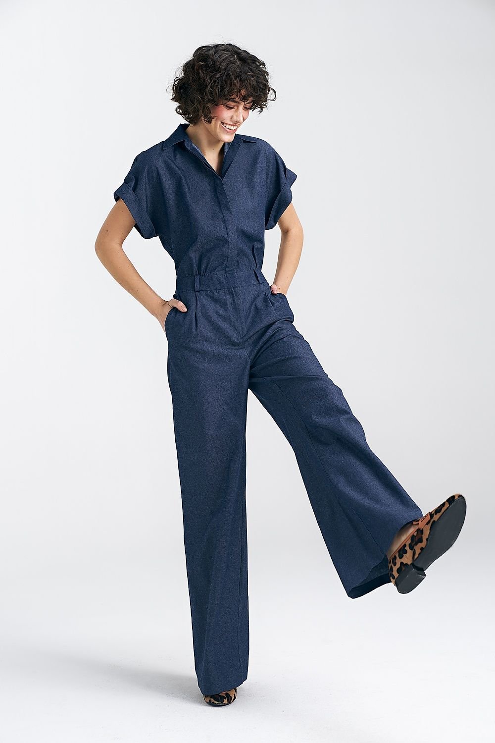 Elegant denim jumpsuit with a V-shaped neckline, classic collar, kimono-style short sleeves with cuffs, concealed button closure, and wide-leg pants, crafted from 100% cotton for comfort and style. Ideal for both casual and formal occasions.






