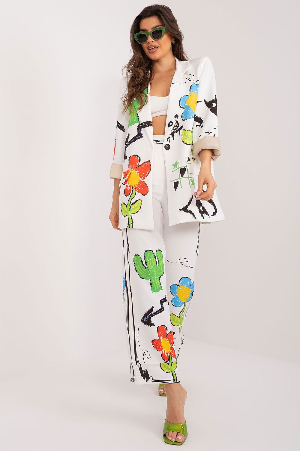  A sophisticated women's set featuring a buttoned jacket with long sleeves and lapels, paired with high-waisted, straight-leg pants with a zipper and button closure, all adorned with a vibrant print for a stylish and versatile look.