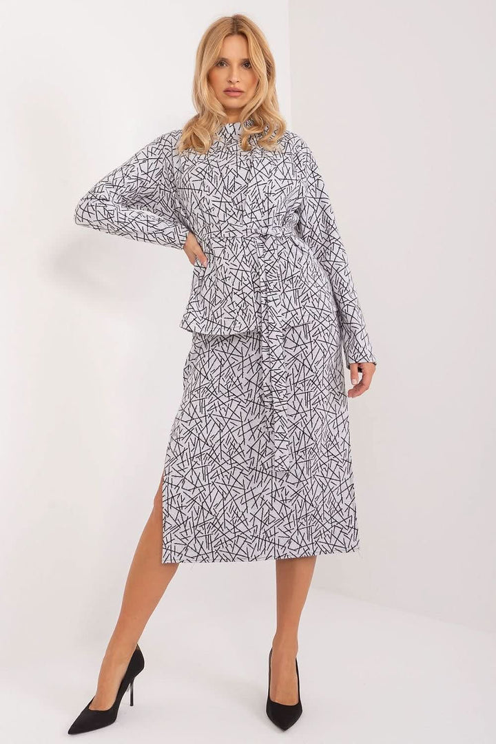 Sophisticated women's set featuring a sleeveless midi dress with a subtle print, round neckline, and zipper closure, paired with a matching tailored jacket with long sleeves and a tie belt to accentuate the waist. Made from high-quality cotton, this set offers both comfort and style for work, business meetings, and formal events. The classic cut and attention to detail provide a professional and elegant look.







