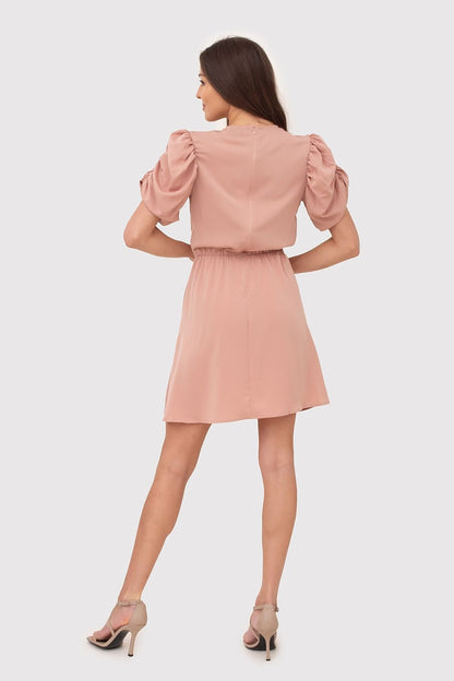 Rosa Minikleid mit kurzen bauschigen Ärmeln und plissiertem Saum