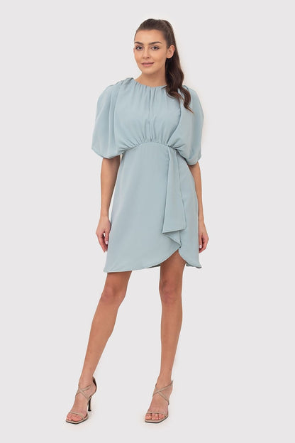 A mint-colored summer mini dress made of flowing fabric, featuring decorative creases, wide sleeves, and an elastic waistband, perfect for a variety of occasions.






