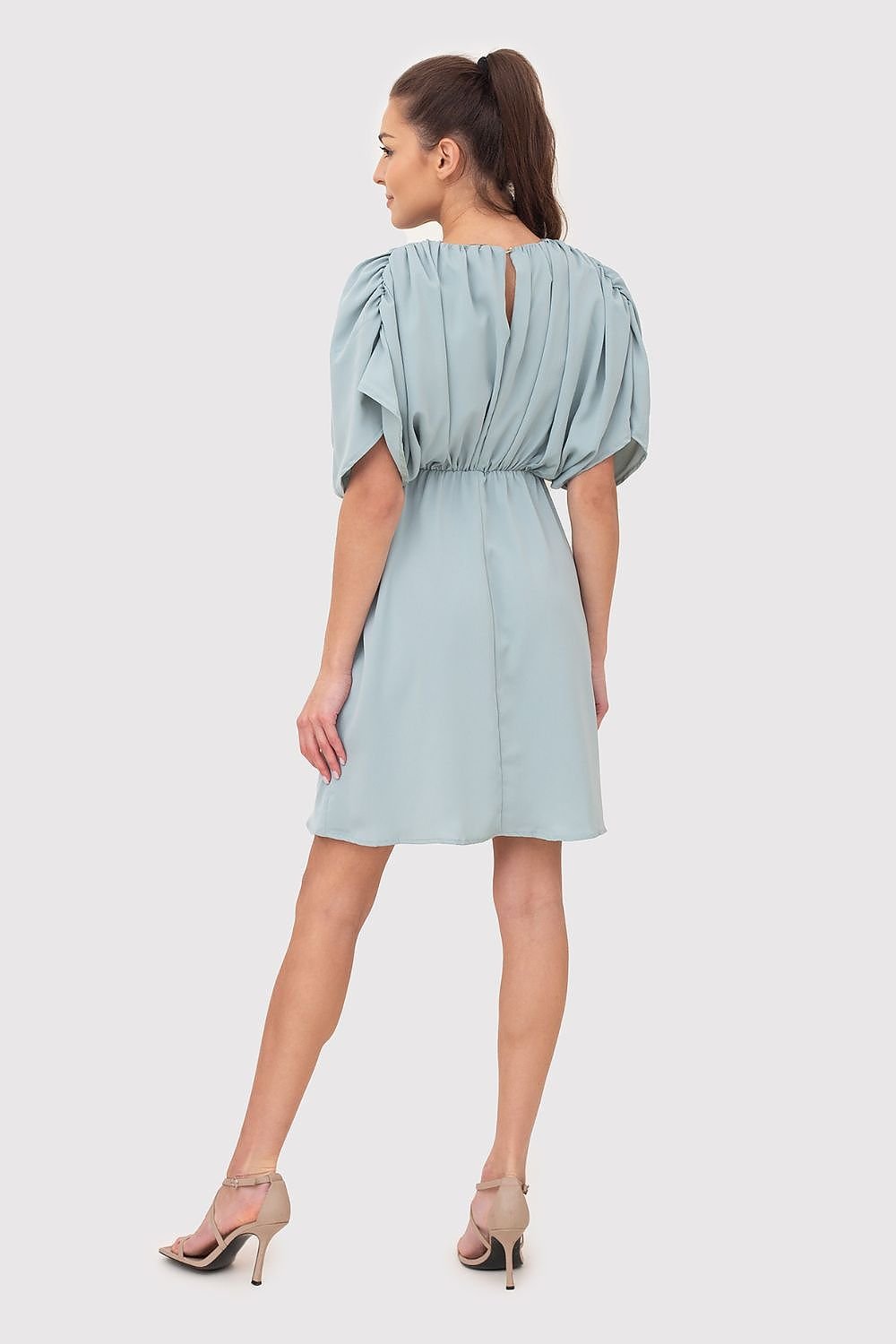 A mint-colored summer mini dress made of flowing fabric, featuring decorative creases, wide sleeves, and an elastic waistband, perfect for a variety of occasions.






