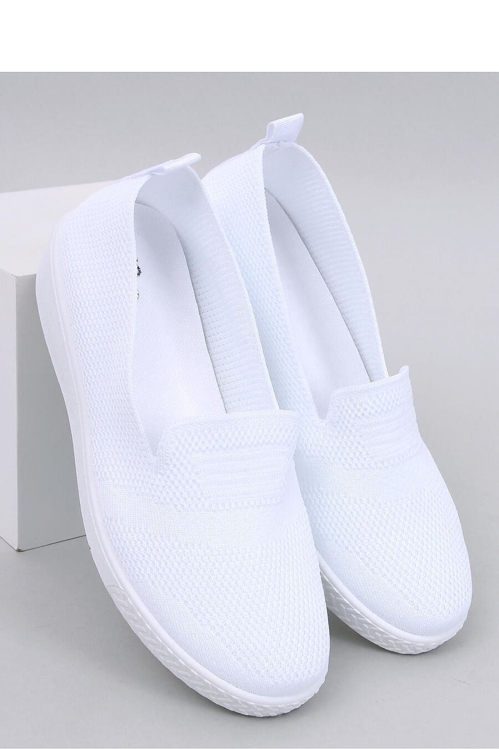 Chaussures de tennis blanches à enfiler pour femmes avec motif ajouré et tissu léger semblable à une chaussette