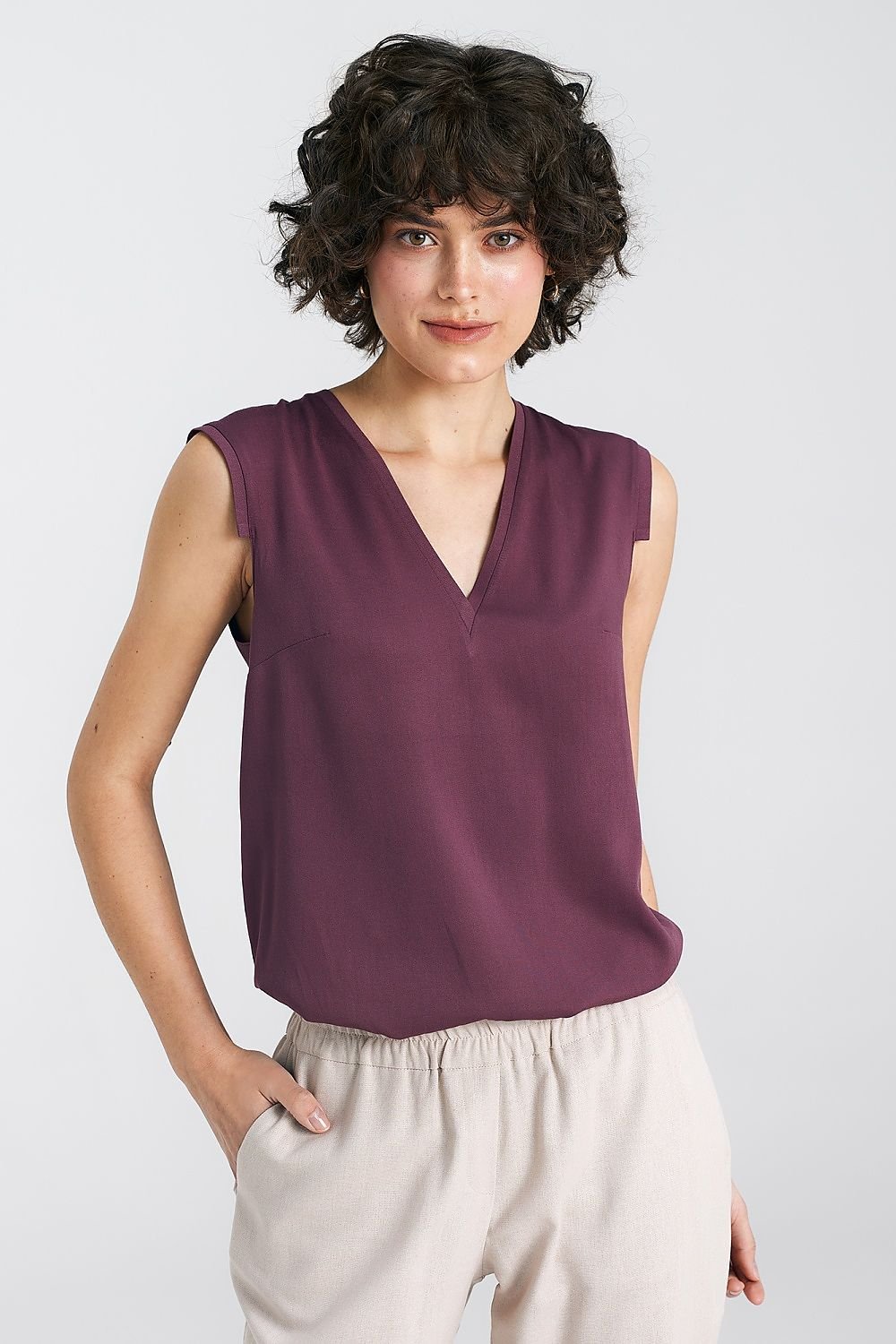 Sleeveless V-Neck Blouse with Delicate Pleats - Ludowika 