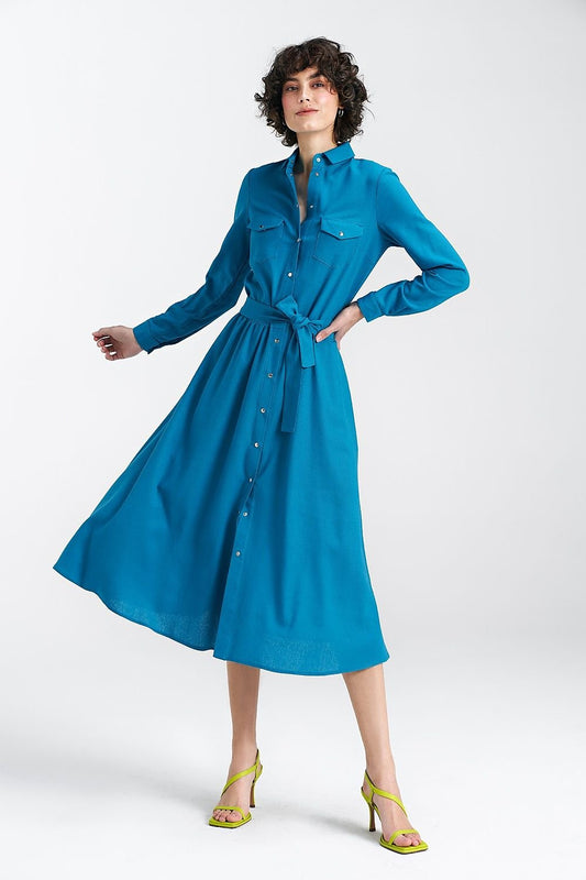 Regular cut midi dress made of viscose, linen, and cotton, featuring a classic collar, long cuffed sleeves, and decorative pockets. The silver-tone fastening adds a delicate touch, while the belt accentuates the waist. Practical side pockets and an unlined design make this dress ideal for comfort and elegance in both casual and formal settings.






