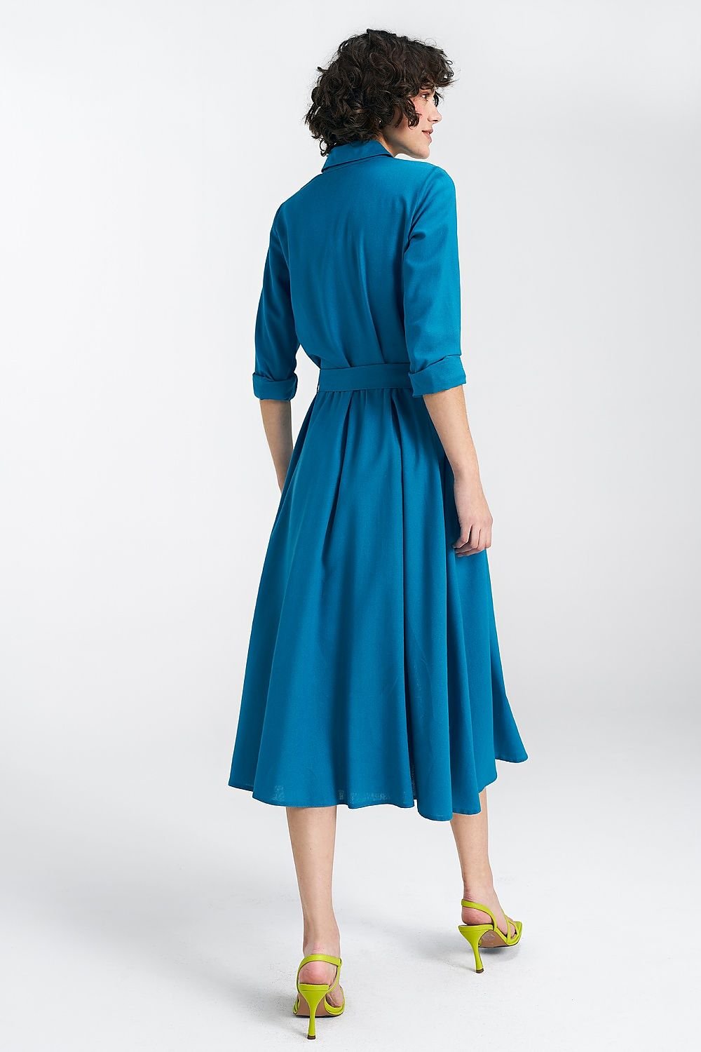 Robe mi-longue intemporelle avec col classique et fermeture argentée