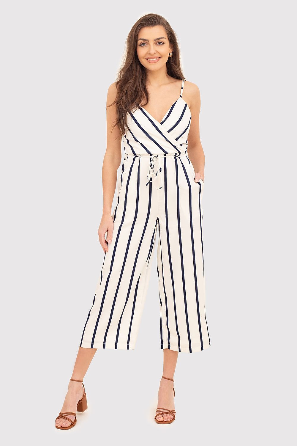 Chic cream and navy blue jumpsuit featuring a pointed neckline, elastic waist, wide legs, and a waist tie, fastened with a concealed zipper for a flattering fit.






