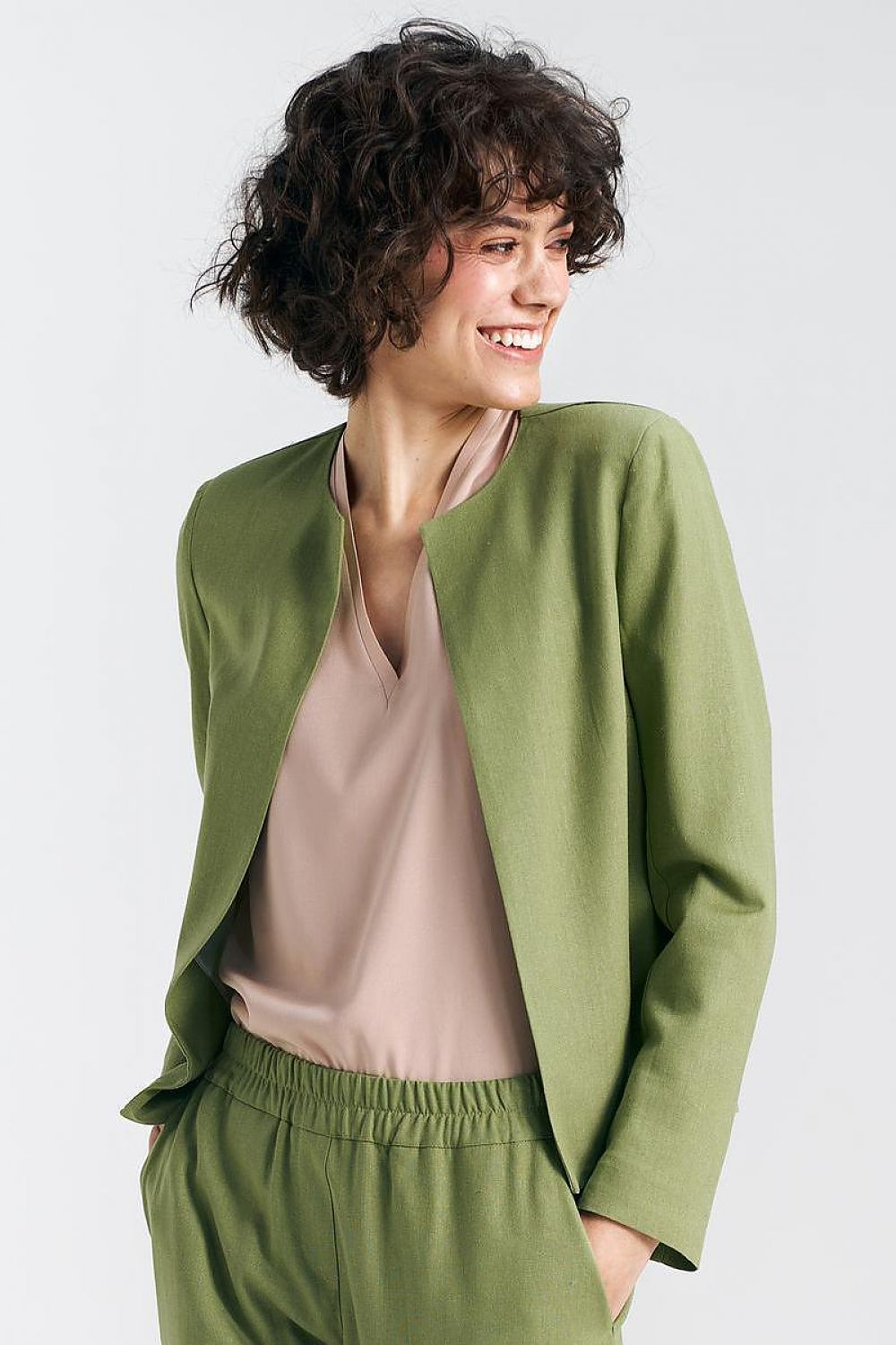 An elegant boxy jacket featuring shoulder cushions that enhance structure and sophistication. This jacket offers a modern, short form, made from a blend of high-quality materials for comfort and style. With no traditional clasp, it provides a lightweight and contemporary look, perfect for those who value refined design and craftsmanship.