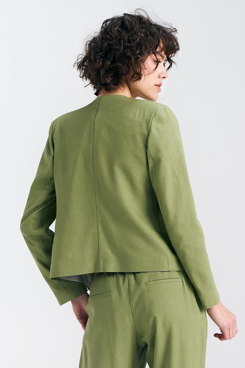 An elegant boxy jacket featuring shoulder cushions that enhance structure and sophistication. This jacket offers a modern, short form, made from a blend of high-quality materials for comfort and style. With no traditional clasp, it provides a lightweight and contemporary look, perfect for those who value refined design and craftsmanship.