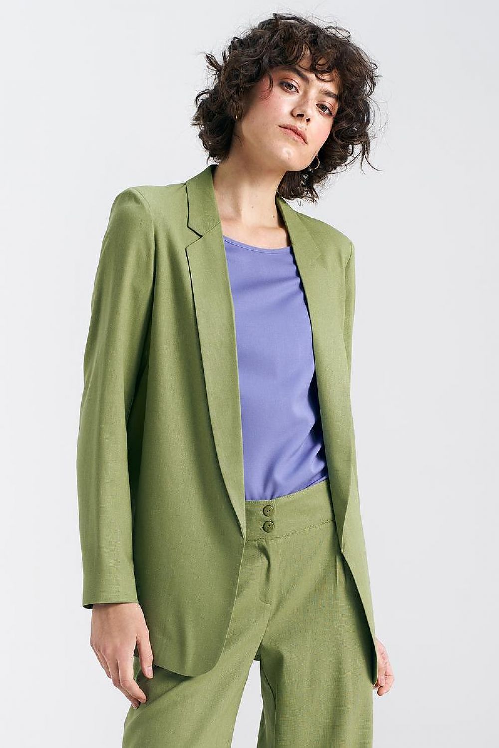 A casual yet elegant women's jacket with a regular, loose fit, crafted from a blend of viscose, linen, and cotton for ultimate comfort. Featuring lined lapels, shoulder pads for structure, and piped inner seams for a polished finish. With no fastening and an unlined design, it’s lightweight and perfect for warmer days, seamlessly blending sophistication with everyday wear.