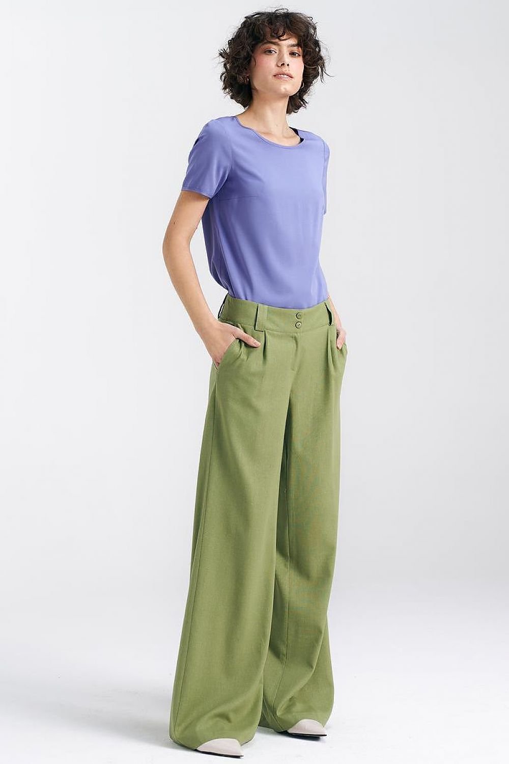 Women's relaxed fit pants made from a soft blend of viscose, linen, and cotton. Featuring wide legs, a mid-rise waist, decorative front tab, wide belt loops, functional front pockets, and imitation back pockets. Versatile and stylish for both casual and formal occasions.

