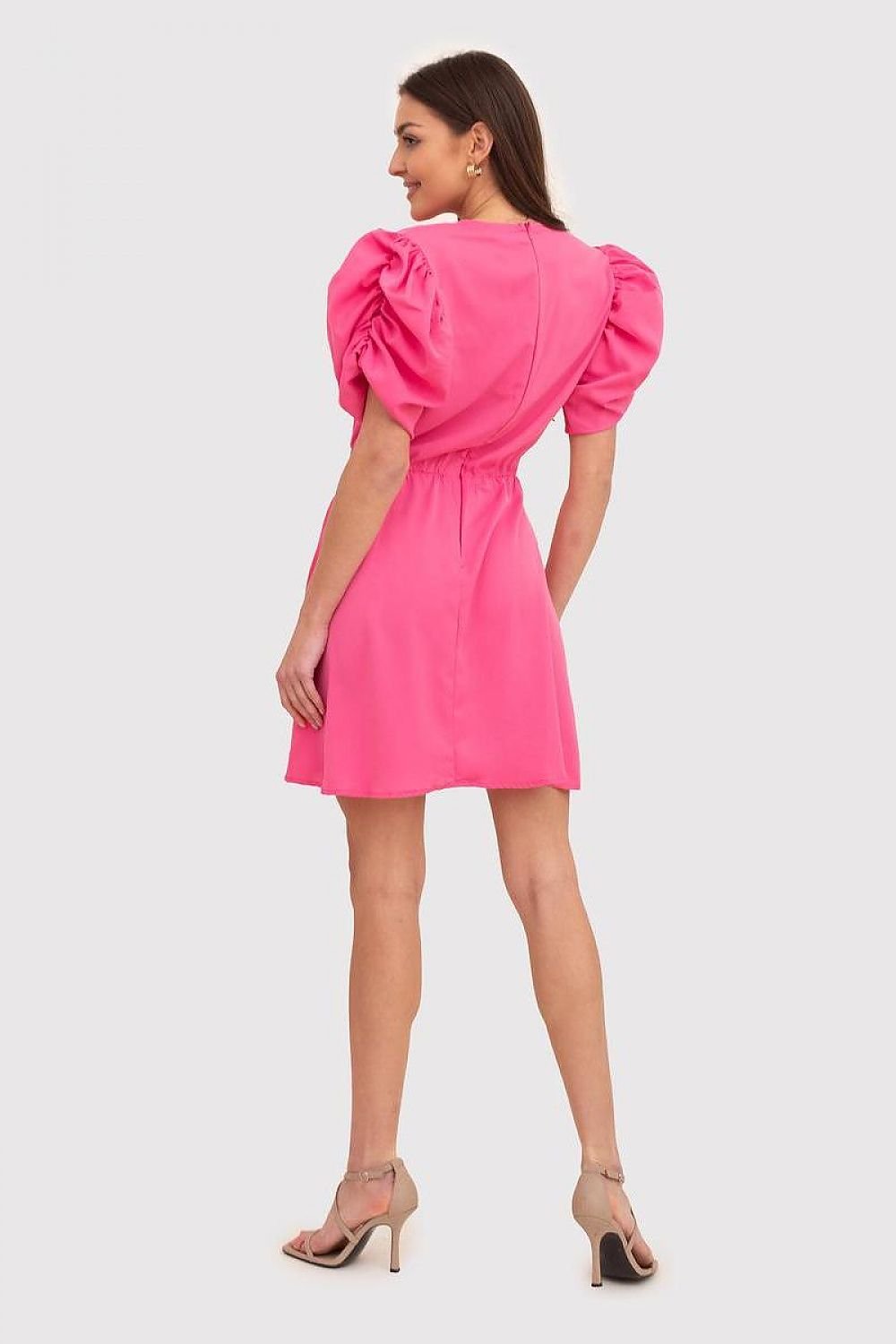 Rosa Minikleid mit kurzen bauschigen Ärmeln und plissiertem Saum