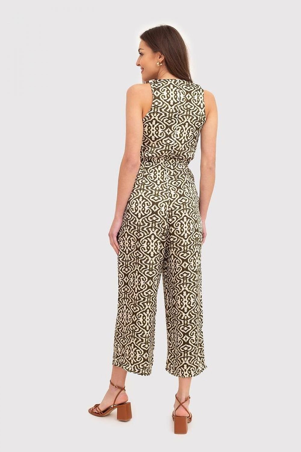 Spring and summer-ready sleeveless jumpsuit in khaki and cream, featuring a tie-front design, back zipper closure, and slip pockets for added convenience.






