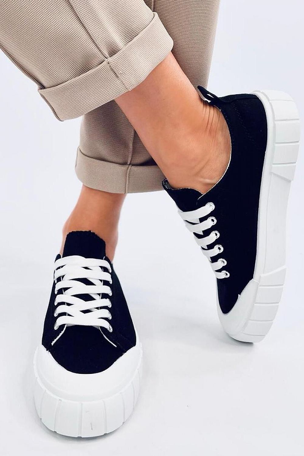 Damen-Sneakers zum Schnüren aus Canvas mit hoher weißer Sohle und Stofffutter