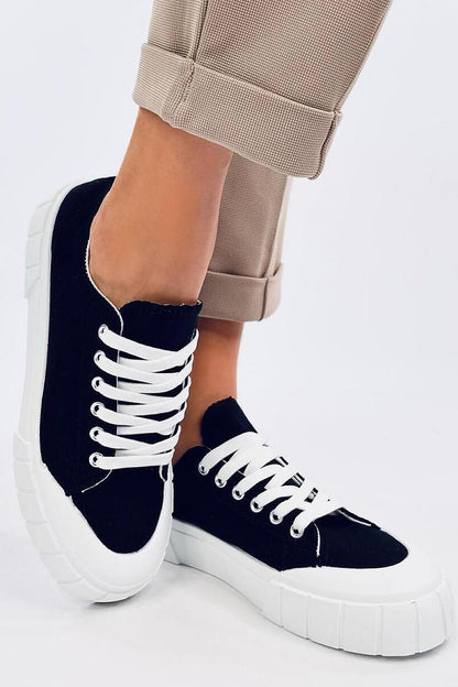 Damen-Sneakers zum Schnüren aus Canvas mit hoher weißer Sohle und Stofffutter