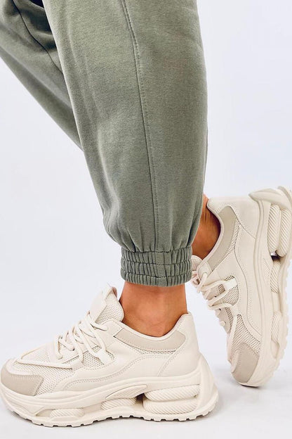 Schnürsneaker für Damen mit massiver, hochmoderner Sohle