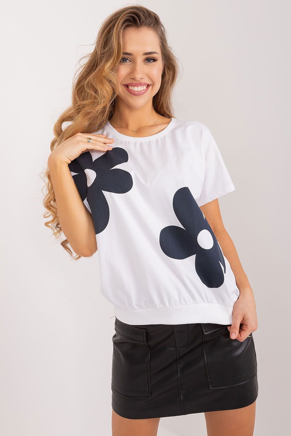  A casual blouse featuring a two-flower print on the front, made from soft cotton for comfort. With short sleeves, a classic round neckline, and a standard length, it offers a fresh and feminine look for everyday wear.







