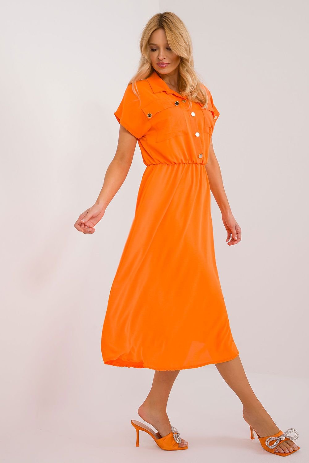 A versatile flared midi summer dress with short sleeves, a collar, button closure to the waist, and practical breast pockets with buttoned patches, combining comfort and timeless elegance.






